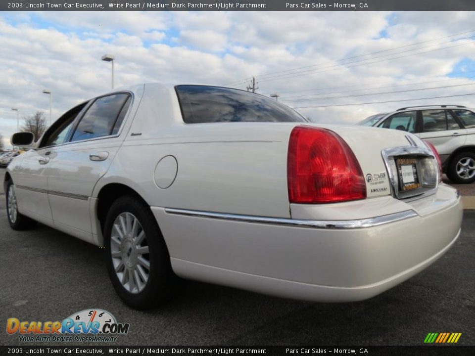 2003 Lincoln Town Car Executive White Pearl / Medium Dark Parchment/Light Parchment Photo #2