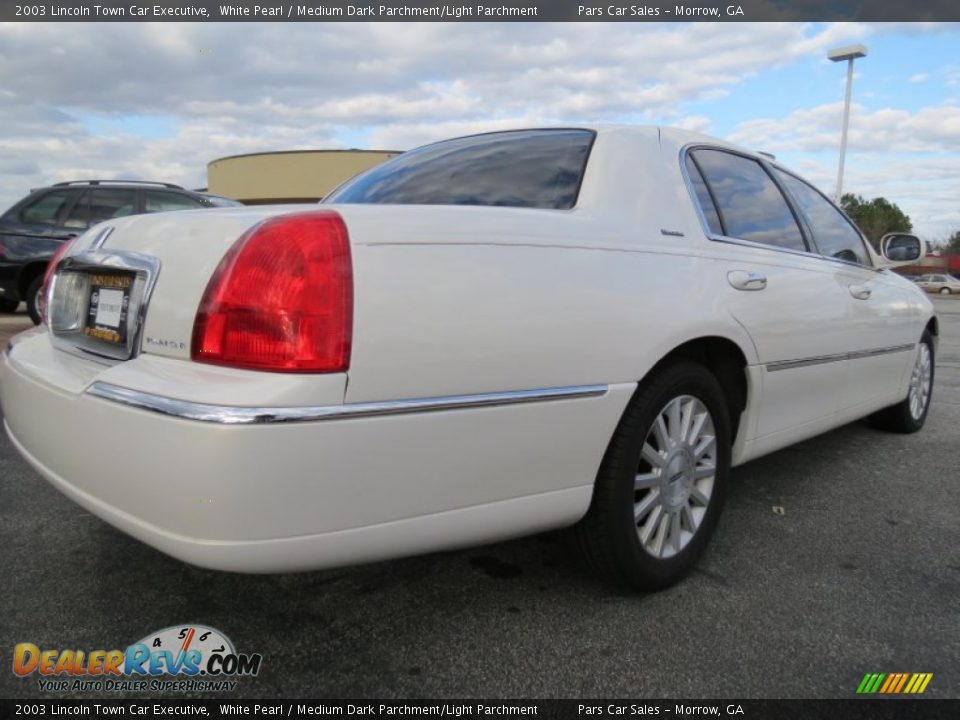 2003 Lincoln Town Car Executive White Pearl / Medium Dark Parchment/Light Parchment Photo #3
