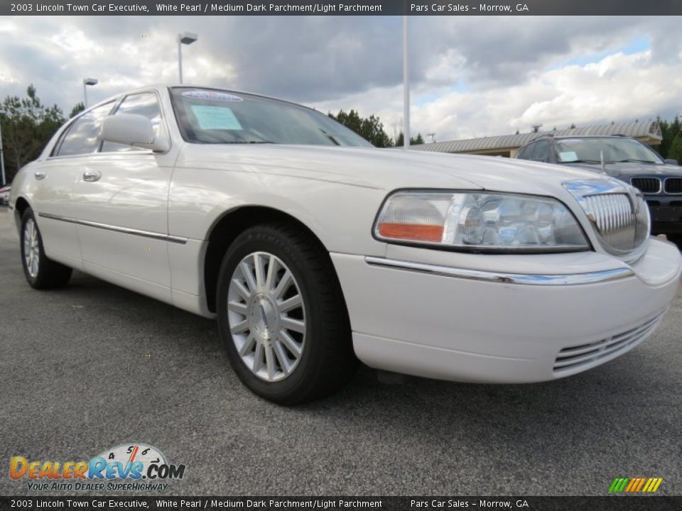 2003 Lincoln Town Car Executive White Pearl / Medium Dark Parchment/Light Parchment Photo #4