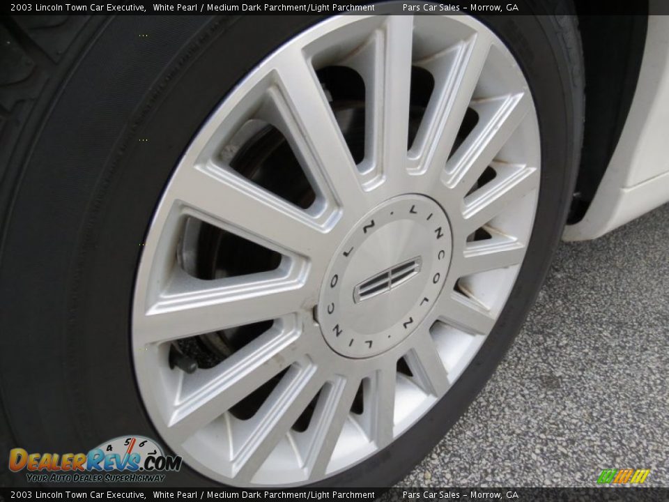 2003 Lincoln Town Car Executive White Pearl / Medium Dark Parchment/Light Parchment Photo #5