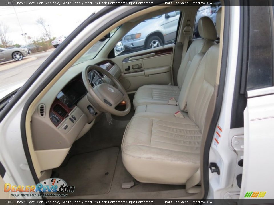 2003 Lincoln Town Car Executive White Pearl / Medium Dark Parchment/Light Parchment Photo #6