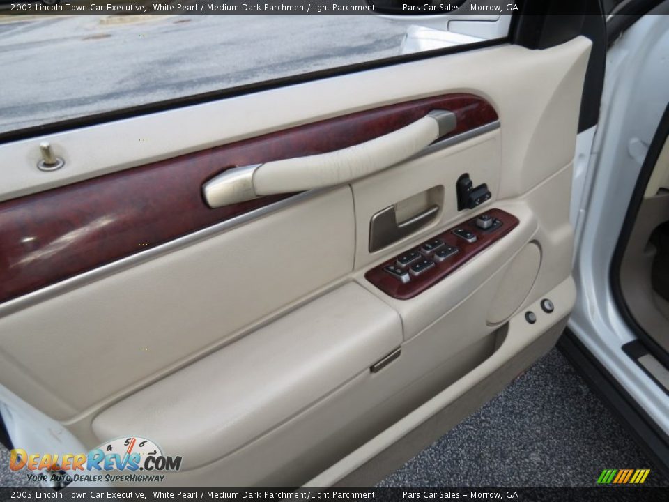 2003 Lincoln Town Car Executive White Pearl / Medium Dark Parchment/Light Parchment Photo #7