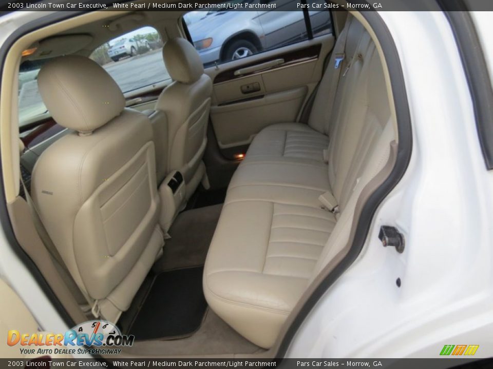 2003 Lincoln Town Car Executive White Pearl / Medium Dark Parchment/Light Parchment Photo #8