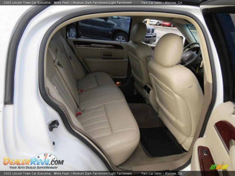 2003 Lincoln Town Car Executive White Pearl / Medium Dark Parchment/Light Parchment Photo #9