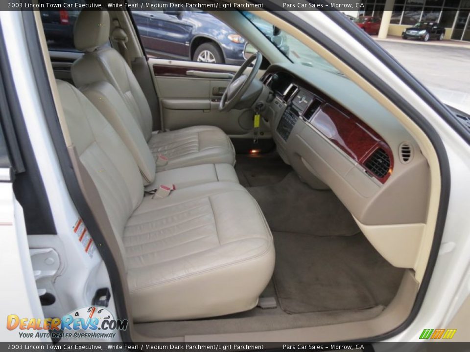 2003 Lincoln Town Car Executive White Pearl / Medium Dark Parchment/Light Parchment Photo #10