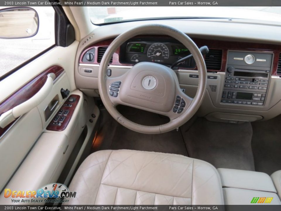 2003 Lincoln Town Car Executive White Pearl / Medium Dark Parchment/Light Parchment Photo #12