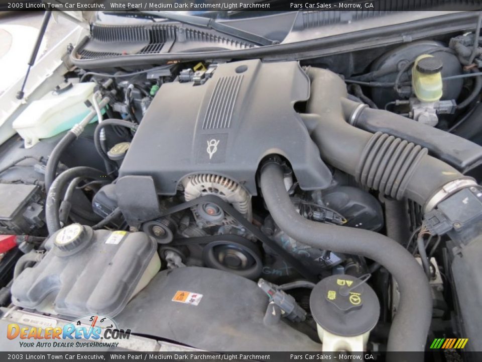 2003 Lincoln Town Car Executive White Pearl / Medium Dark Parchment/Light Parchment Photo #13