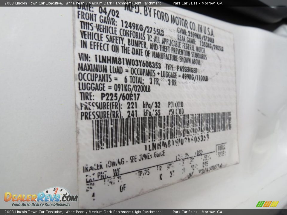 2003 Lincoln Town Car Executive White Pearl / Medium Dark Parchment/Light Parchment Photo #14