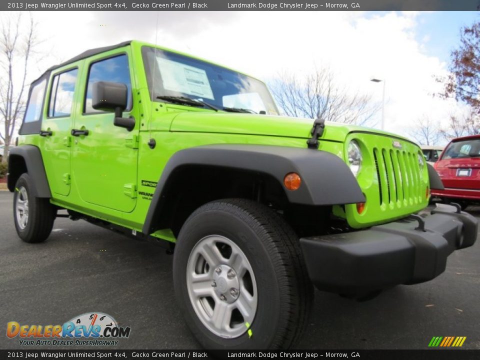 Front 3/4 View of 2013 Jeep Wrangler Unlimited Sport 4x4 Photo #4