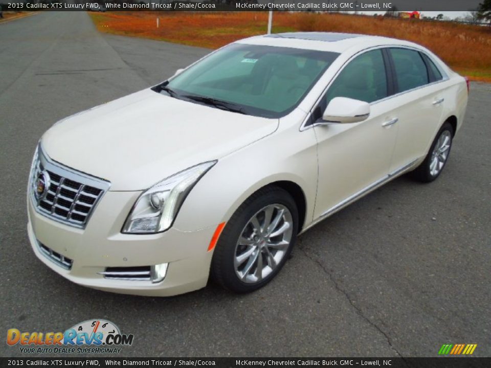 Front 3/4 View of 2013 Cadillac XTS Luxury FWD Photo #1