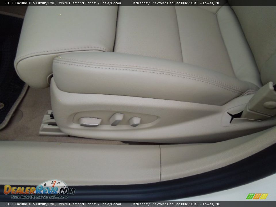 2013 Cadillac XTS Luxury FWD White Diamond Tricoat / Shale/Cocoa Photo #9