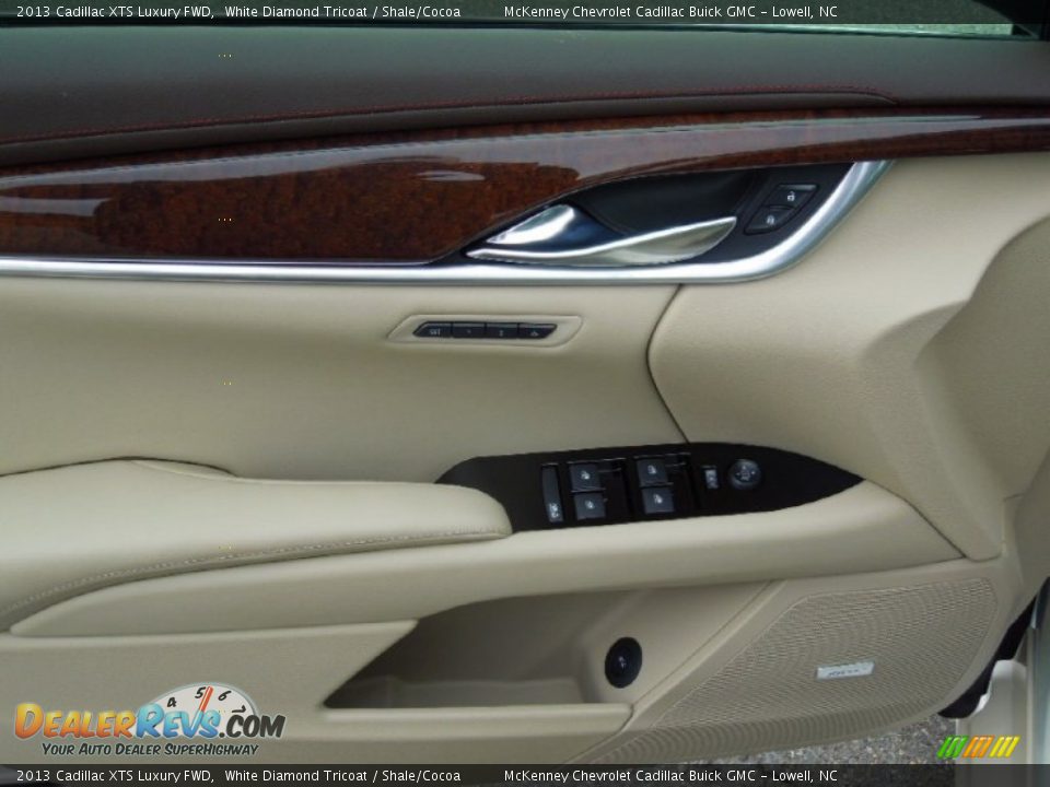 2013 Cadillac XTS Luxury FWD White Diamond Tricoat / Shale/Cocoa Photo #10