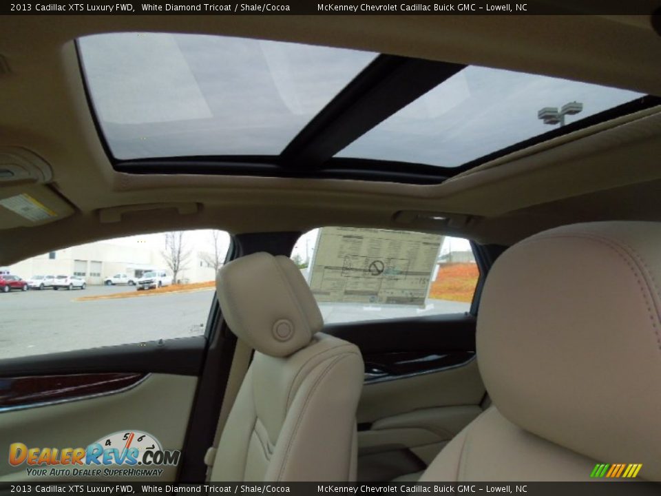 2013 Cadillac XTS Luxury FWD White Diamond Tricoat / Shale/Cocoa Photo #11