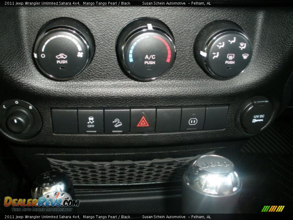 Controls of 2011 Jeep Wrangler Unlimited Sahara 4x4 Photo #27