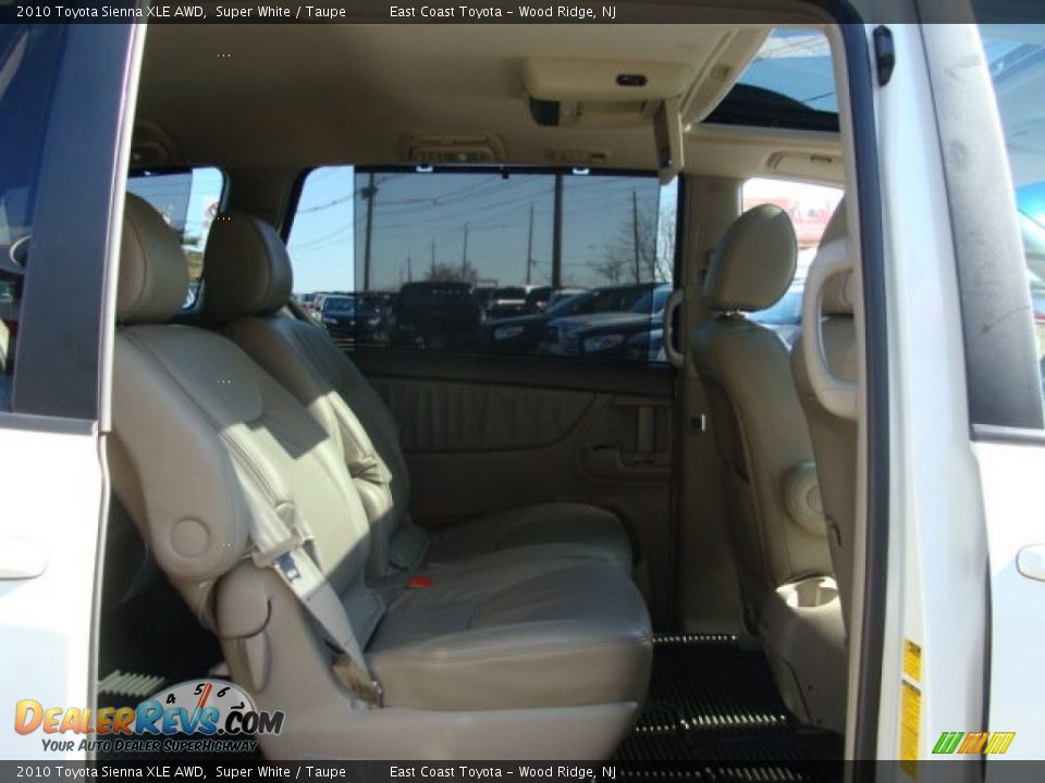 2010 Toyota Sienna XLE AWD Super White / Taupe Photo #12