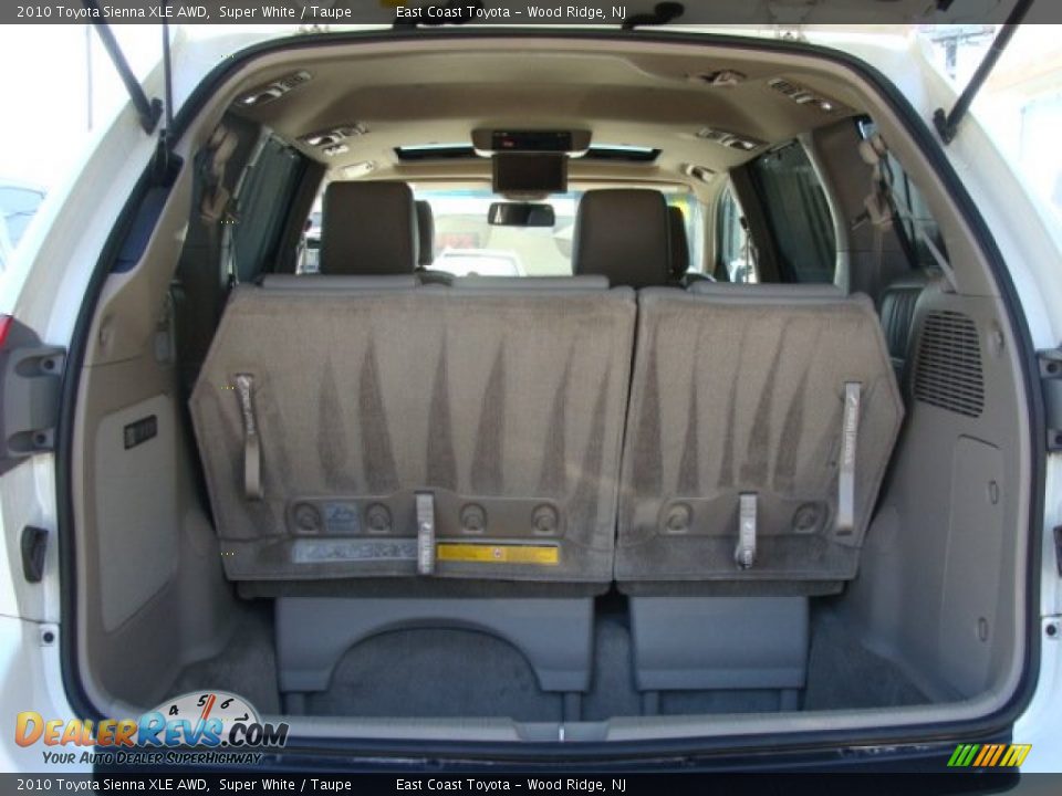 2010 Toyota Sienna XLE AWD Super White / Taupe Photo #13