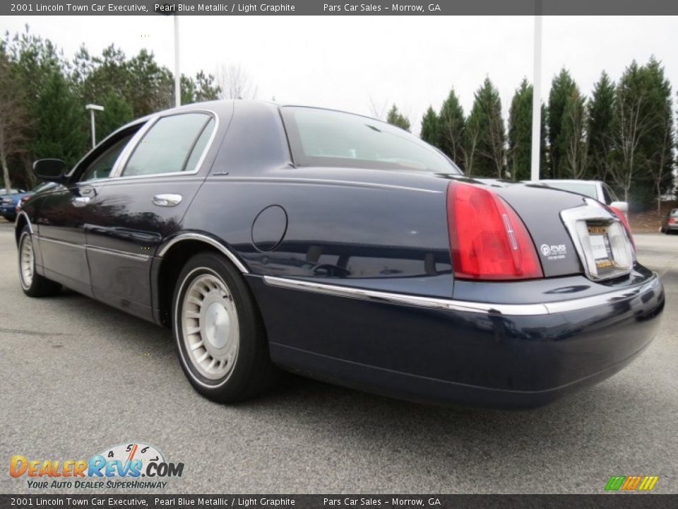 2001 Lincoln Town Car Executive Pearl Blue Metallic / Light Graphite Photo #2