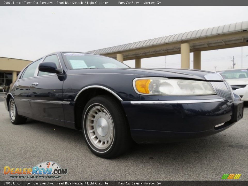 Front 3/4 View of 2001 Lincoln Town Car Executive Photo #4