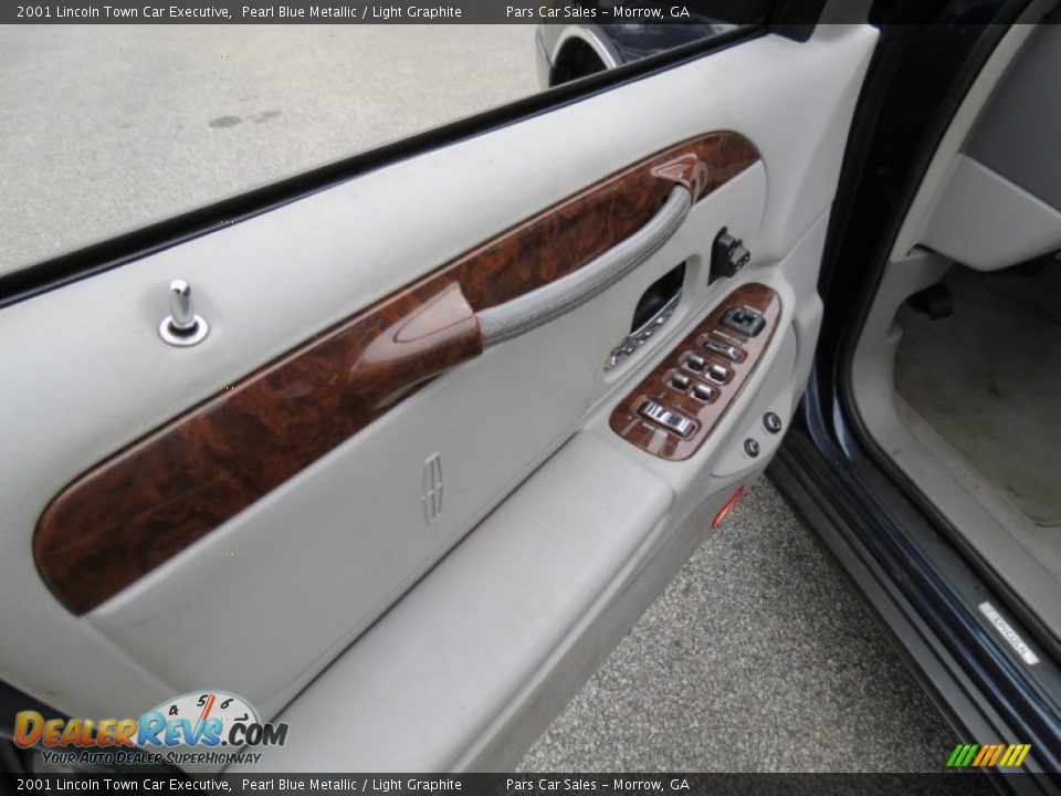 2001 Lincoln Town Car Executive Pearl Blue Metallic / Light Graphite Photo #7