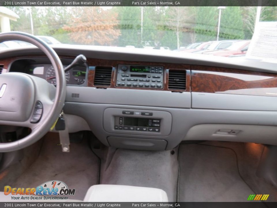 Dashboard of 2001 Lincoln Town Car Executive Photo #11