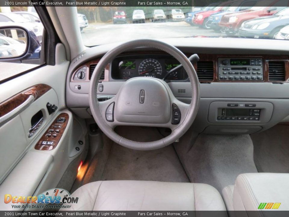 Dashboard of 2001 Lincoln Town Car Executive Photo #12