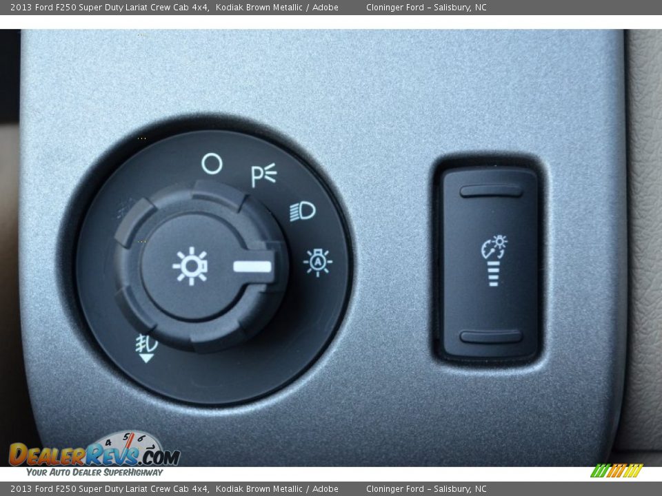 2013 Ford F250 Super Duty Lariat Crew Cab 4x4 Kodiak Brown Metallic / Adobe Photo #32