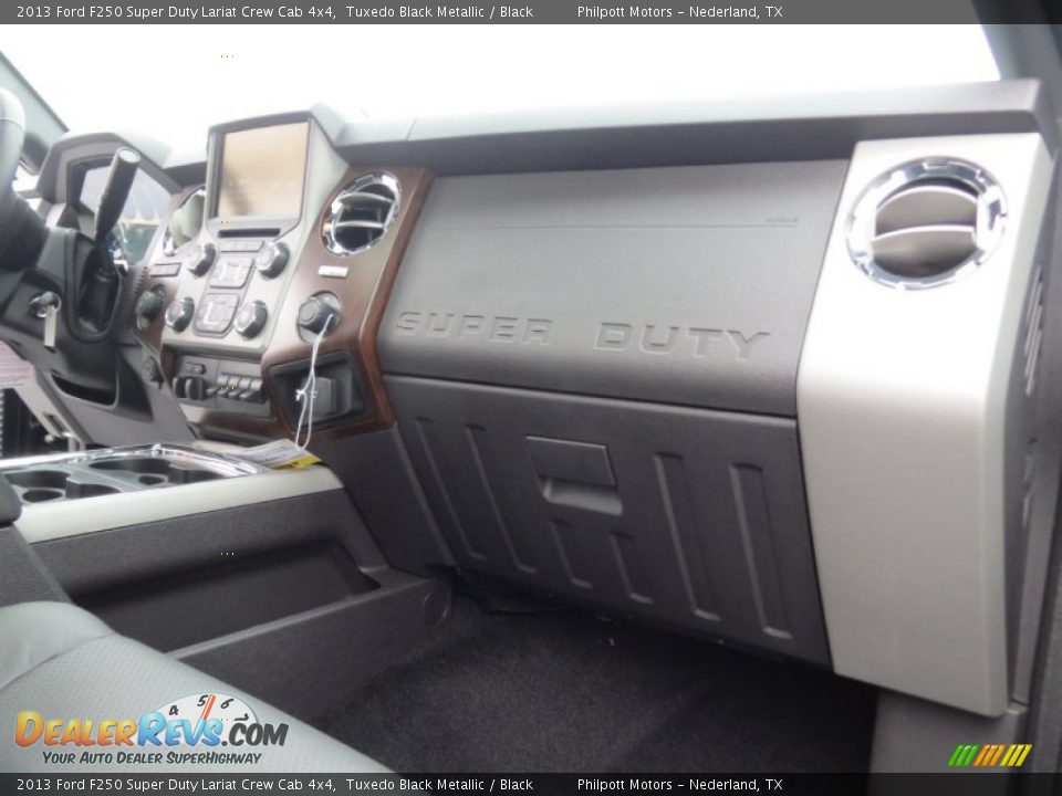 2013 Ford F250 Super Duty Lariat Crew Cab 4x4 Tuxedo Black Metallic / Black Photo #18