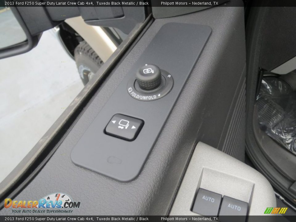 2013 Ford F250 Super Duty Lariat Crew Cab 4x4 Tuxedo Black Metallic / Black Photo #22