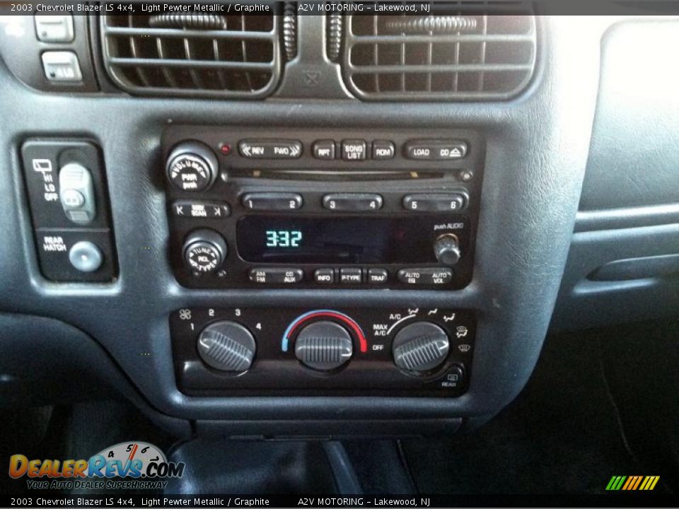 2003 Chevrolet Blazer LS 4x4 Light Pewter Metallic / Graphite Photo #24
