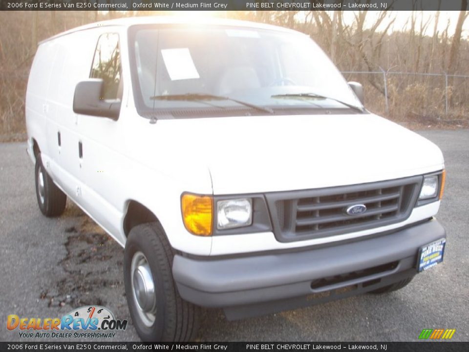 2006 Ford E Series Van E250 Commercial Oxford White / Medium Flint Grey Photo #3