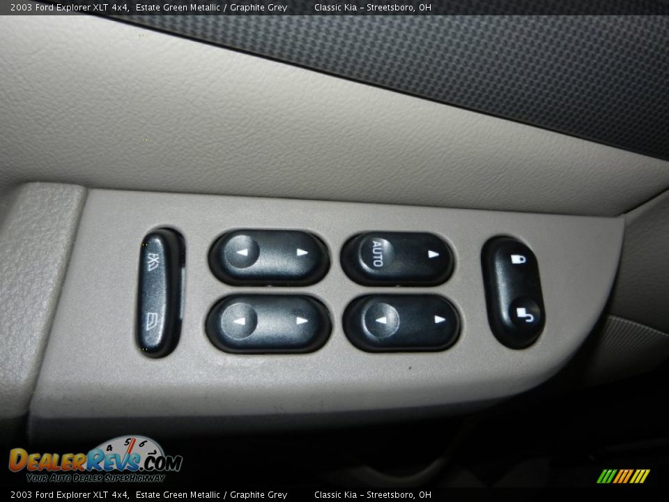 Controls of 2003 Ford Explorer XLT 4x4 Photo #13