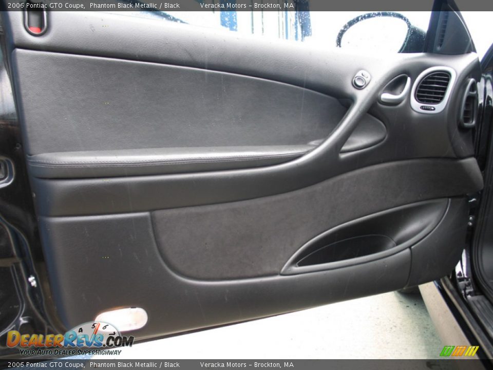 Door Panel of 2006 Pontiac GTO Coupe Photo #10