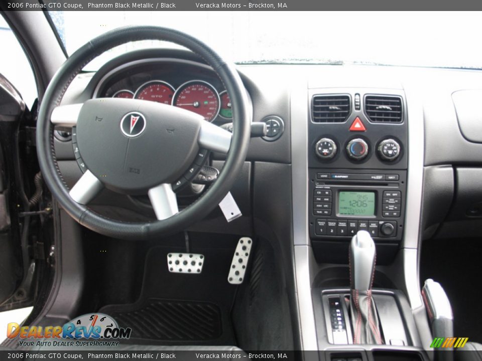 Dashboard of 2006 Pontiac GTO Coupe Photo #15