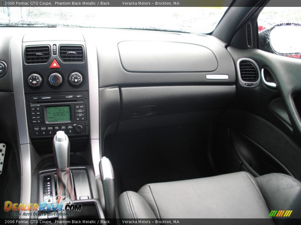 Dashboard of 2006 Pontiac GTO Coupe Photo #16