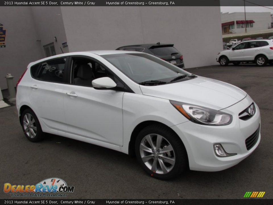 2013 Hyundai Accent SE 5 Door Century White / Gray Photo #3