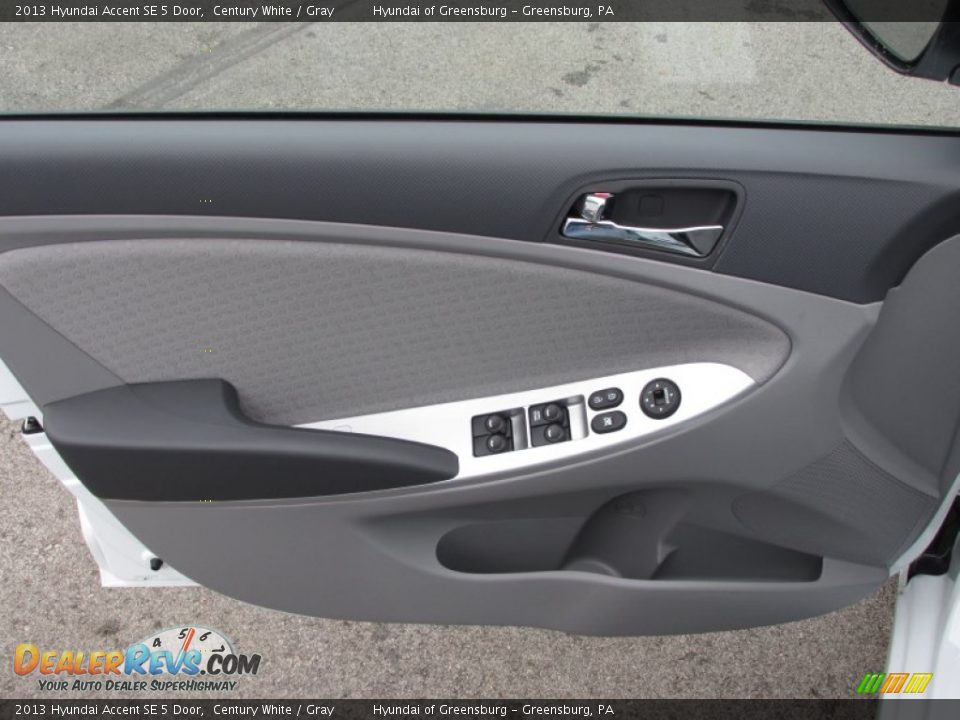 2013 Hyundai Accent SE 5 Door Century White / Gray Photo #6