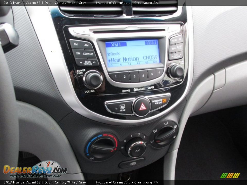 2013 Hyundai Accent SE 5 Door Century White / Gray Photo #8
