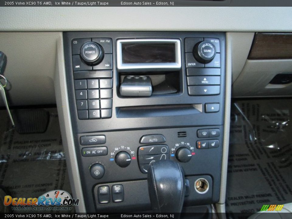 2005 Volvo XC90 T6 AWD Ice White / Taupe/Light Taupe Photo #22