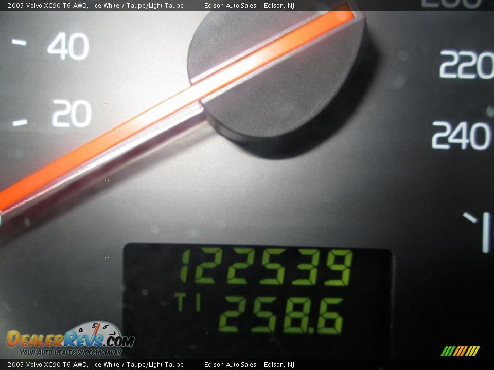 2005 Volvo XC90 T6 AWD Ice White / Taupe/Light Taupe Photo #26