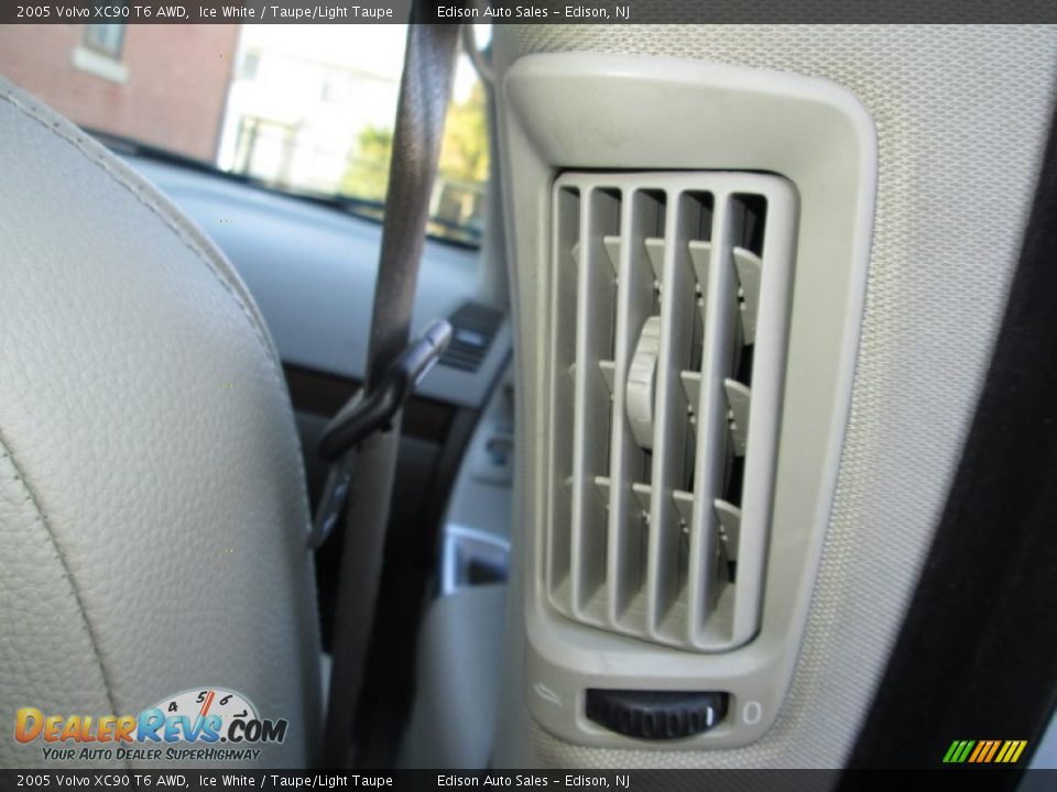 2005 Volvo XC90 T6 AWD Ice White / Taupe/Light Taupe Photo #27