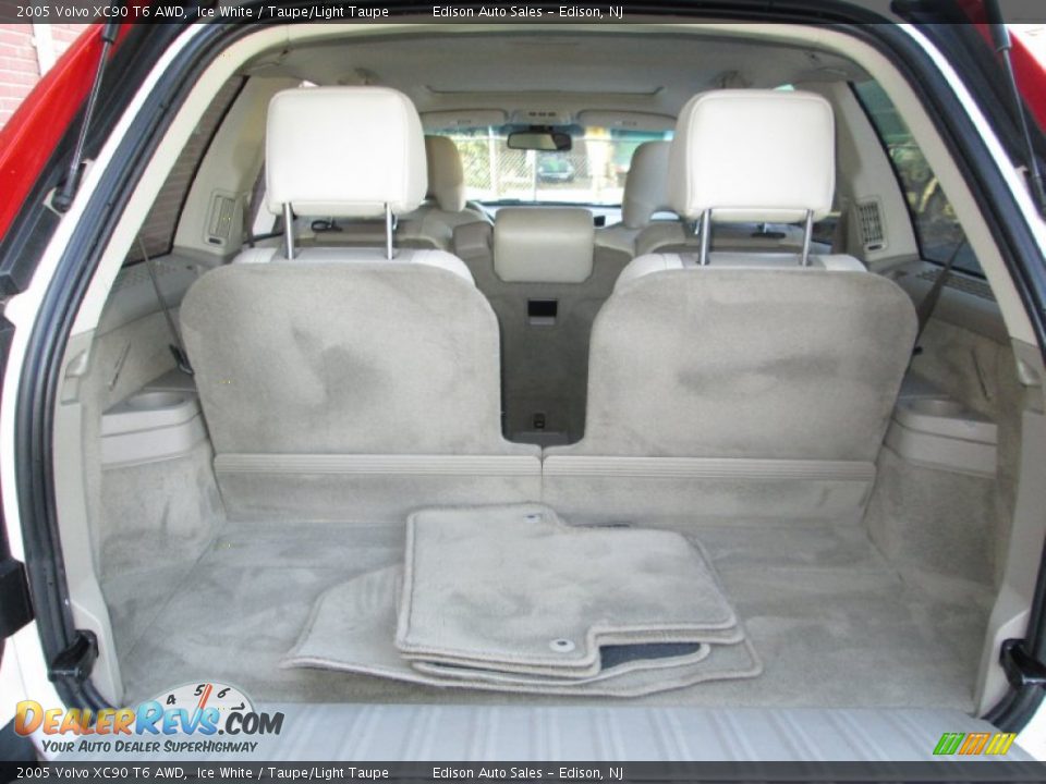 2005 Volvo XC90 T6 AWD Ice White / Taupe/Light Taupe Photo #28