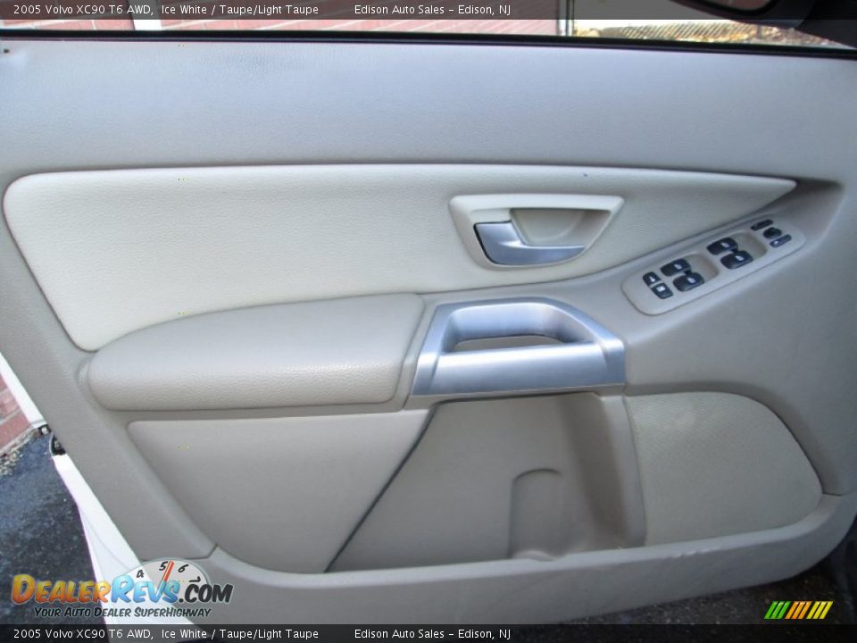 2005 Volvo XC90 T6 AWD Ice White / Taupe/Light Taupe Photo #29