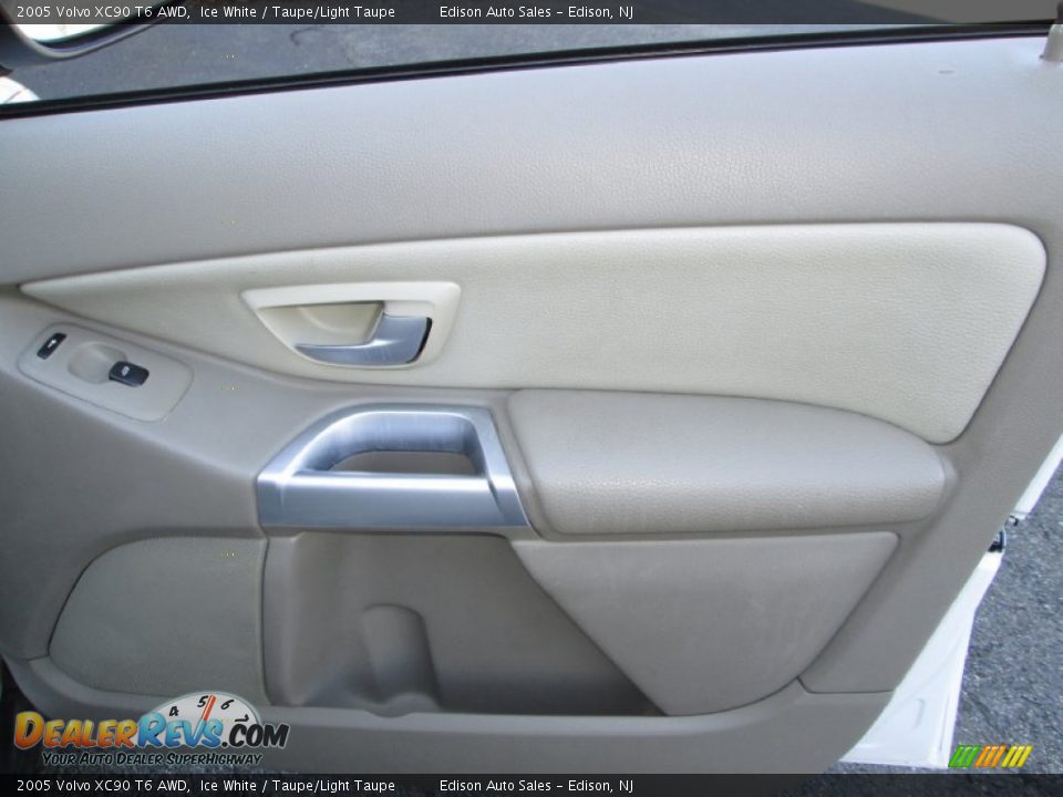 2005 Volvo XC90 T6 AWD Ice White / Taupe/Light Taupe Photo #30