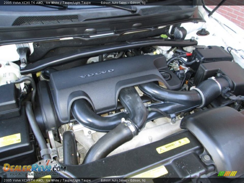 2005 Volvo XC90 T6 AWD Ice White / Taupe/Light Taupe Photo #32