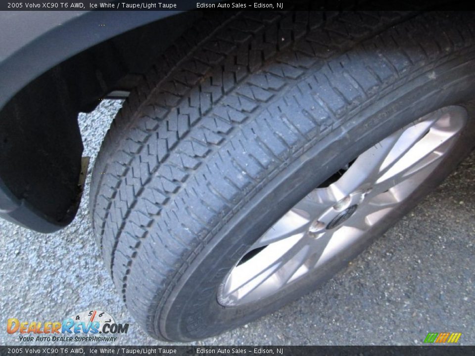 2005 Volvo XC90 T6 AWD Ice White / Taupe/Light Taupe Photo #33