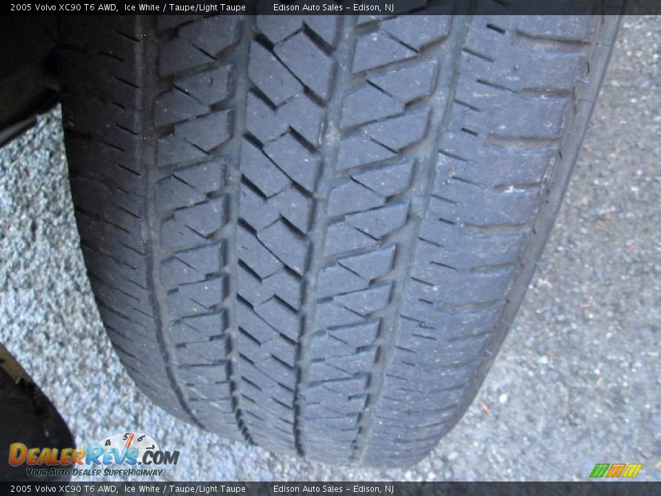 2005 Volvo XC90 T6 AWD Ice White / Taupe/Light Taupe Photo #34