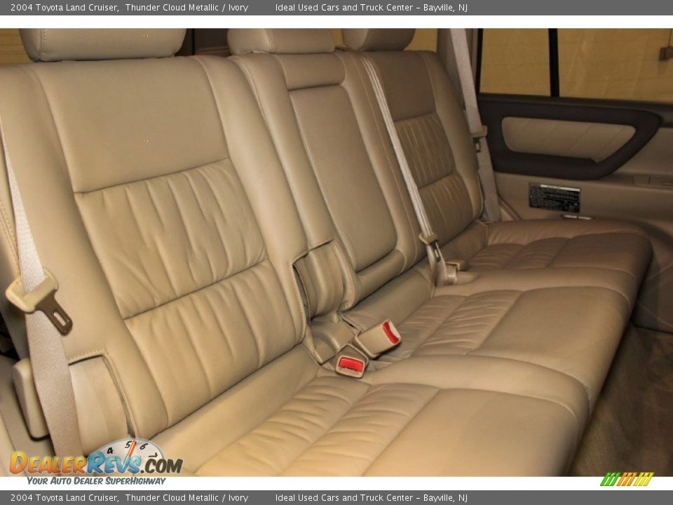 2004 Toyota Land Cruiser Thunder Cloud Metallic / Ivory Photo #12