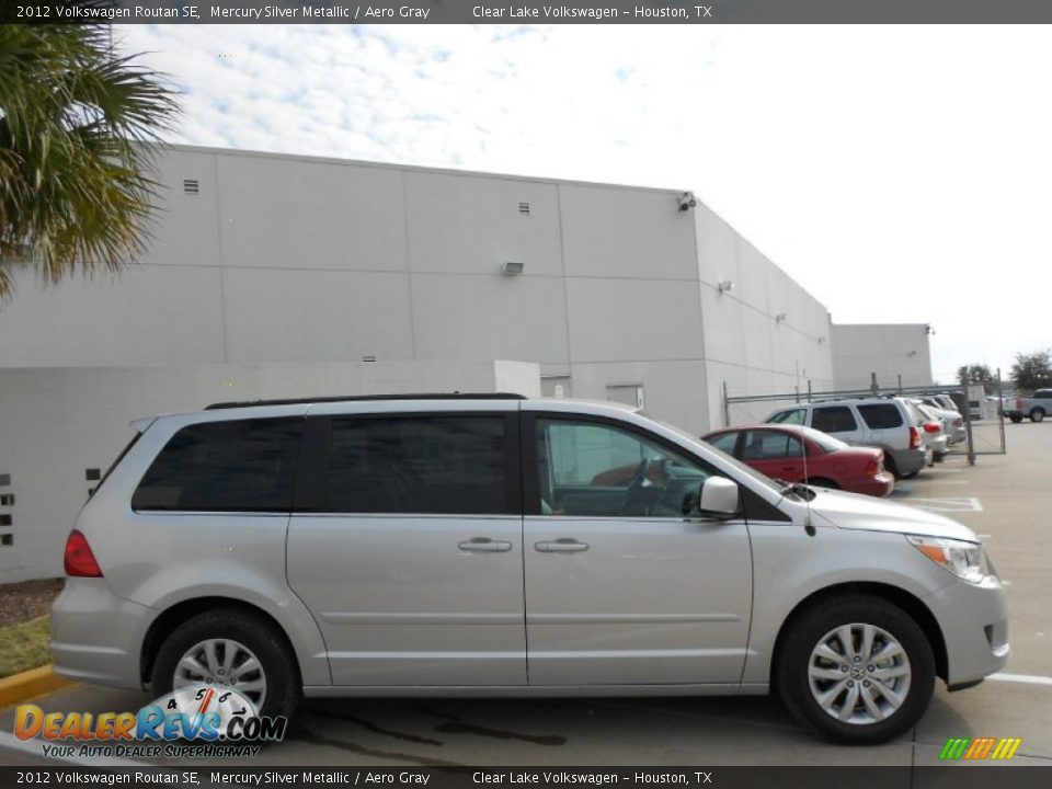 2012 Volkswagen Routan SE Mercury Silver Metallic / Aero Gray Photo #8