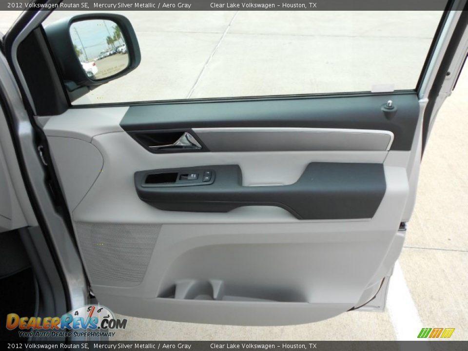 2012 Volkswagen Routan SE Mercury Silver Metallic / Aero Gray Photo #12