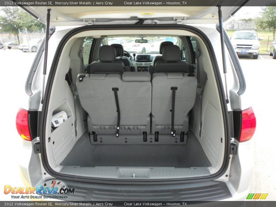 2012 Volkswagen Routan SE Mercury Silver Metallic / Aero Gray Photo #16